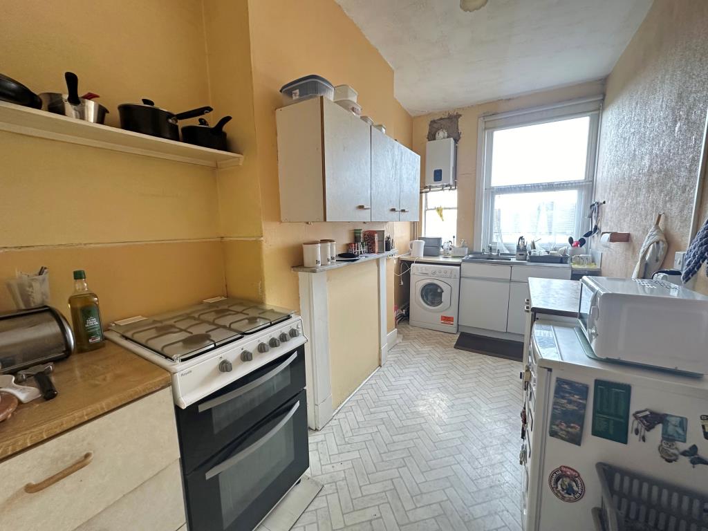 Lot: 98 - THREE-BEDROOM MAISONETTE FOR INVESTMENT -